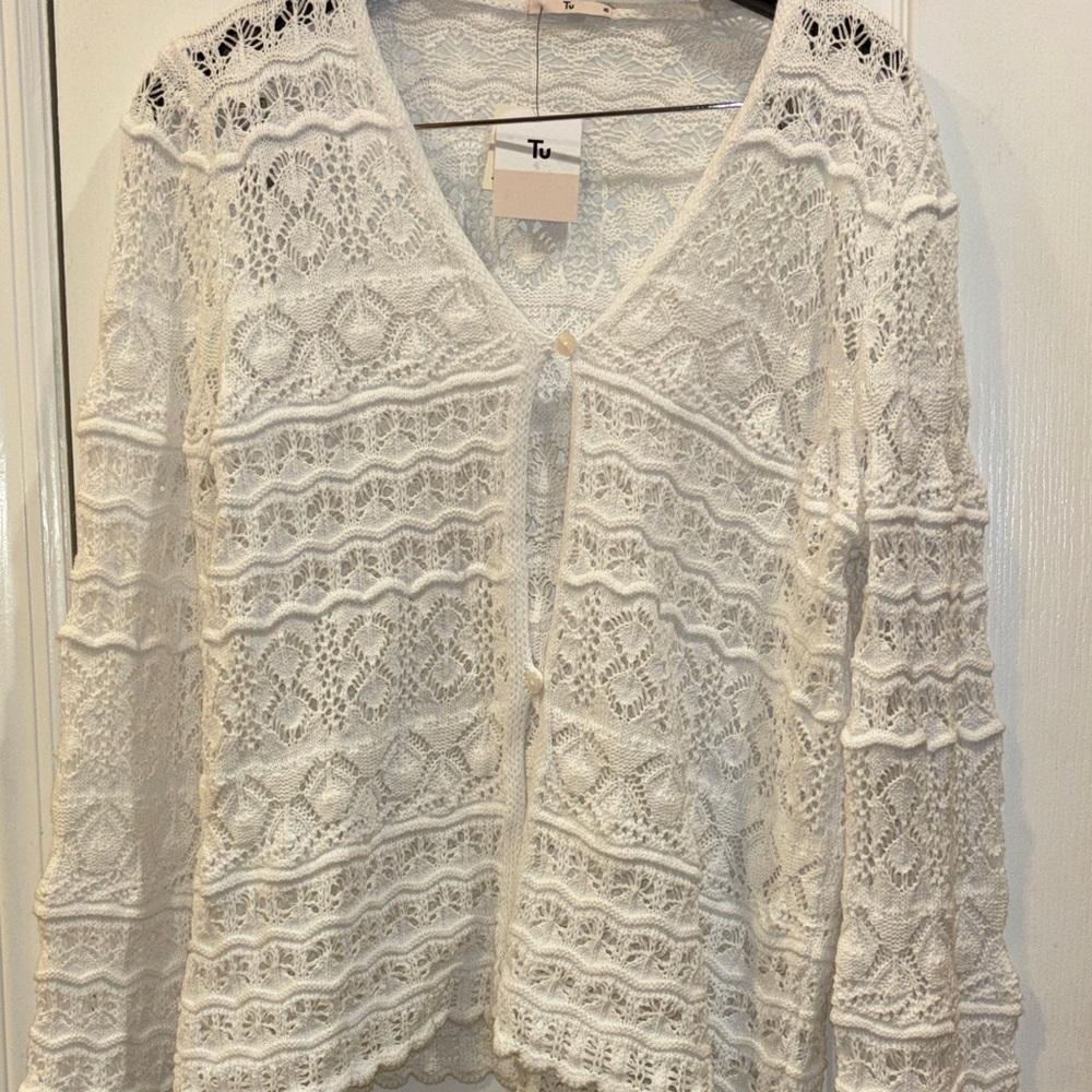 Tu BRAND FROM THE UK WHITE COTTON
SWEATER 3 BUTTON CLOSURE DELICATE & FEMININE